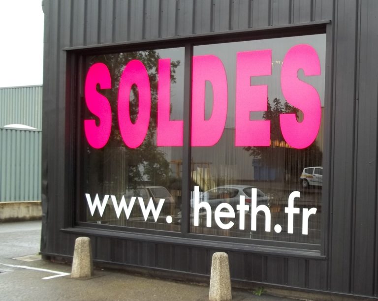 Décoration d’une Vitrine pour les Soldes