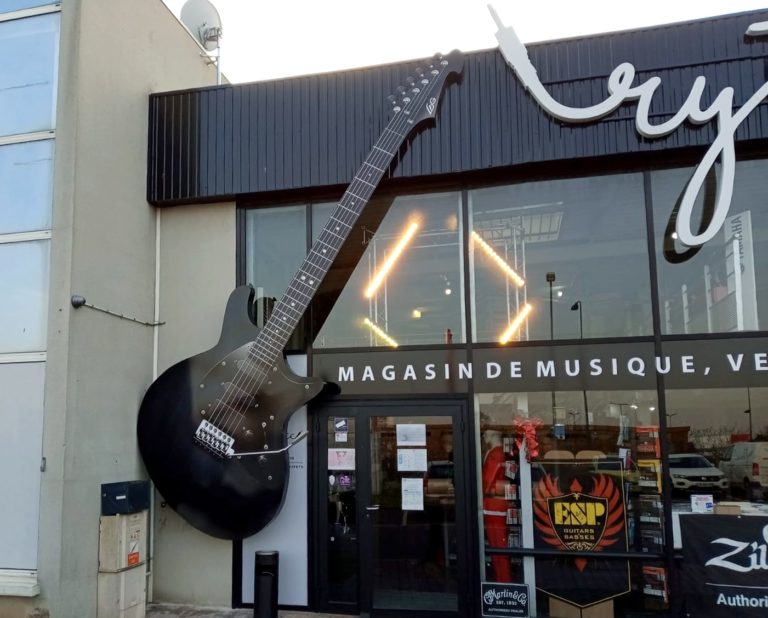 Guitare géante