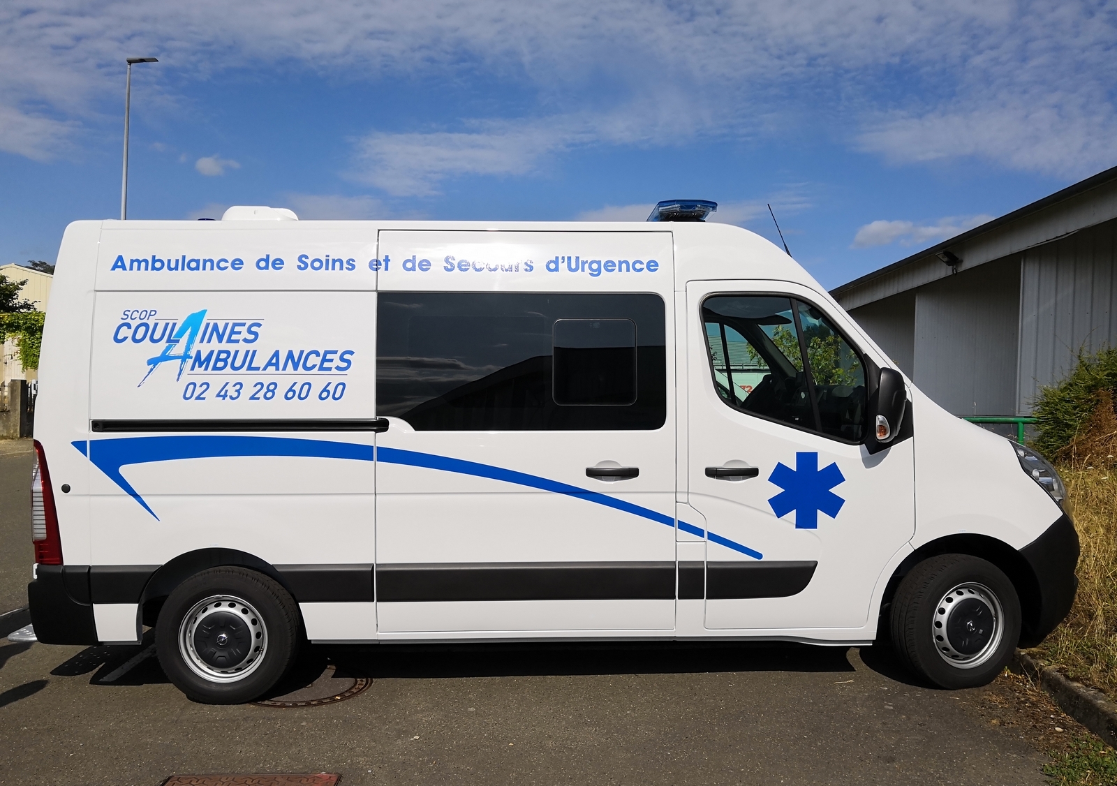 Marquage sur une ambulance en Sarthe