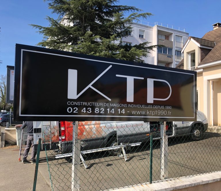 Panneau publicitaire KTP Le Mans