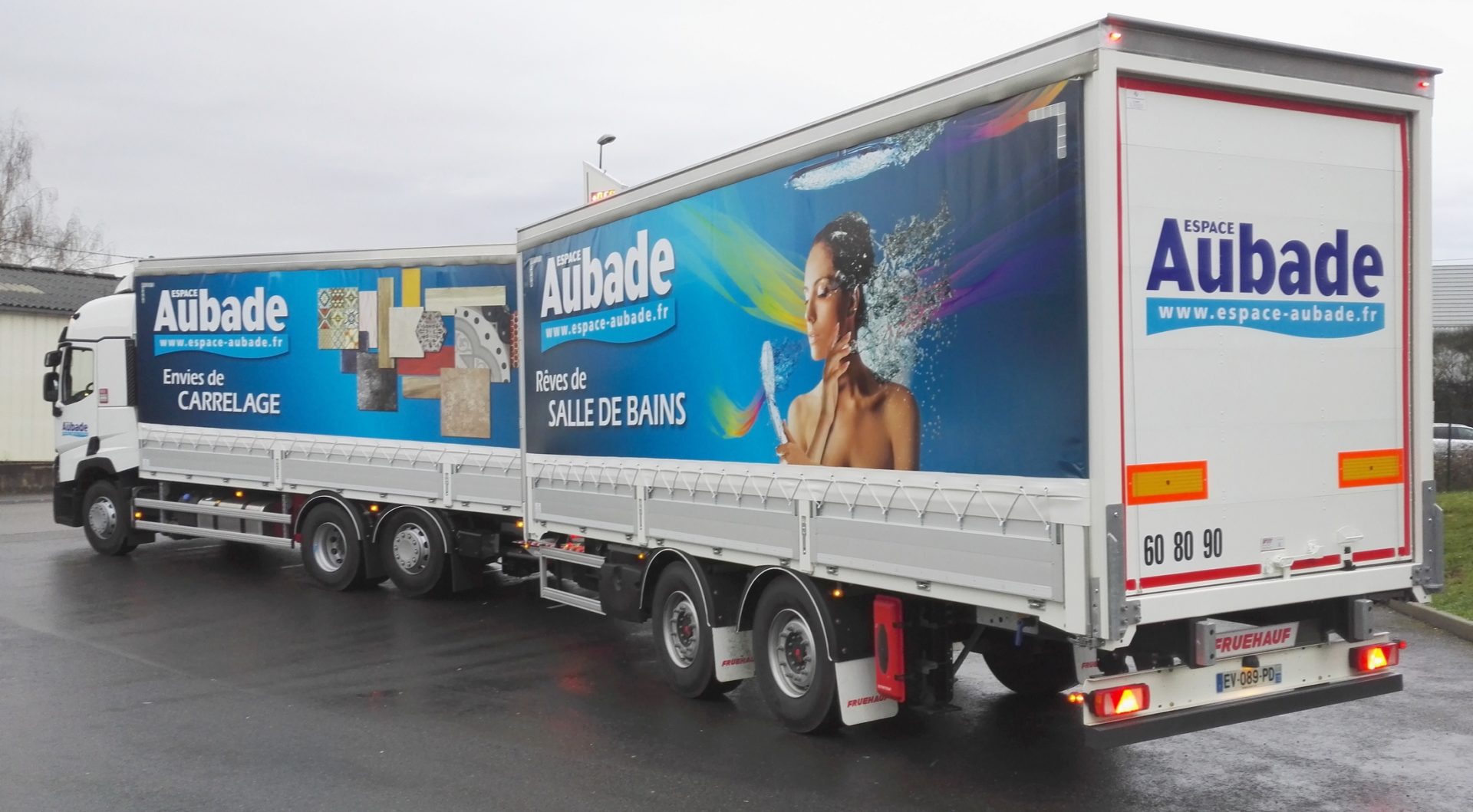 Marquage publicitaire d'un camion et de sa remorque, Sarthe