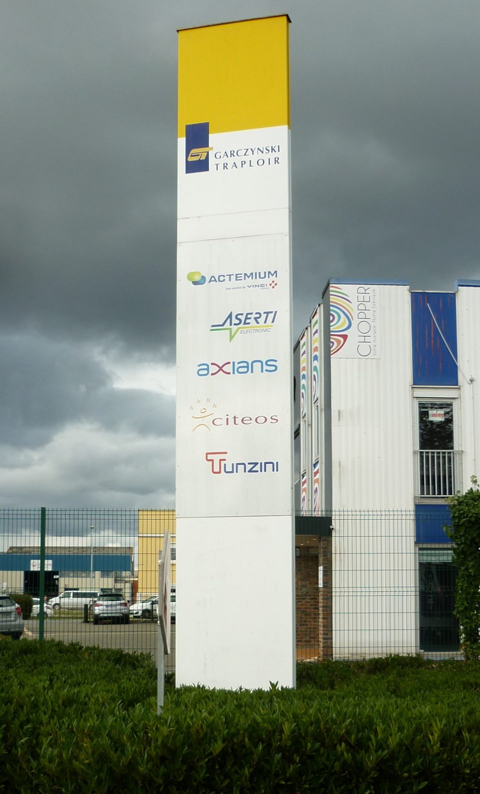 Totem signalétique dans une zone industrielle en Sarthe