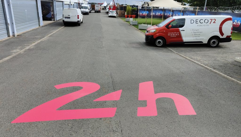 marquage sol évènementiel sur le site des 24h00 du Mans