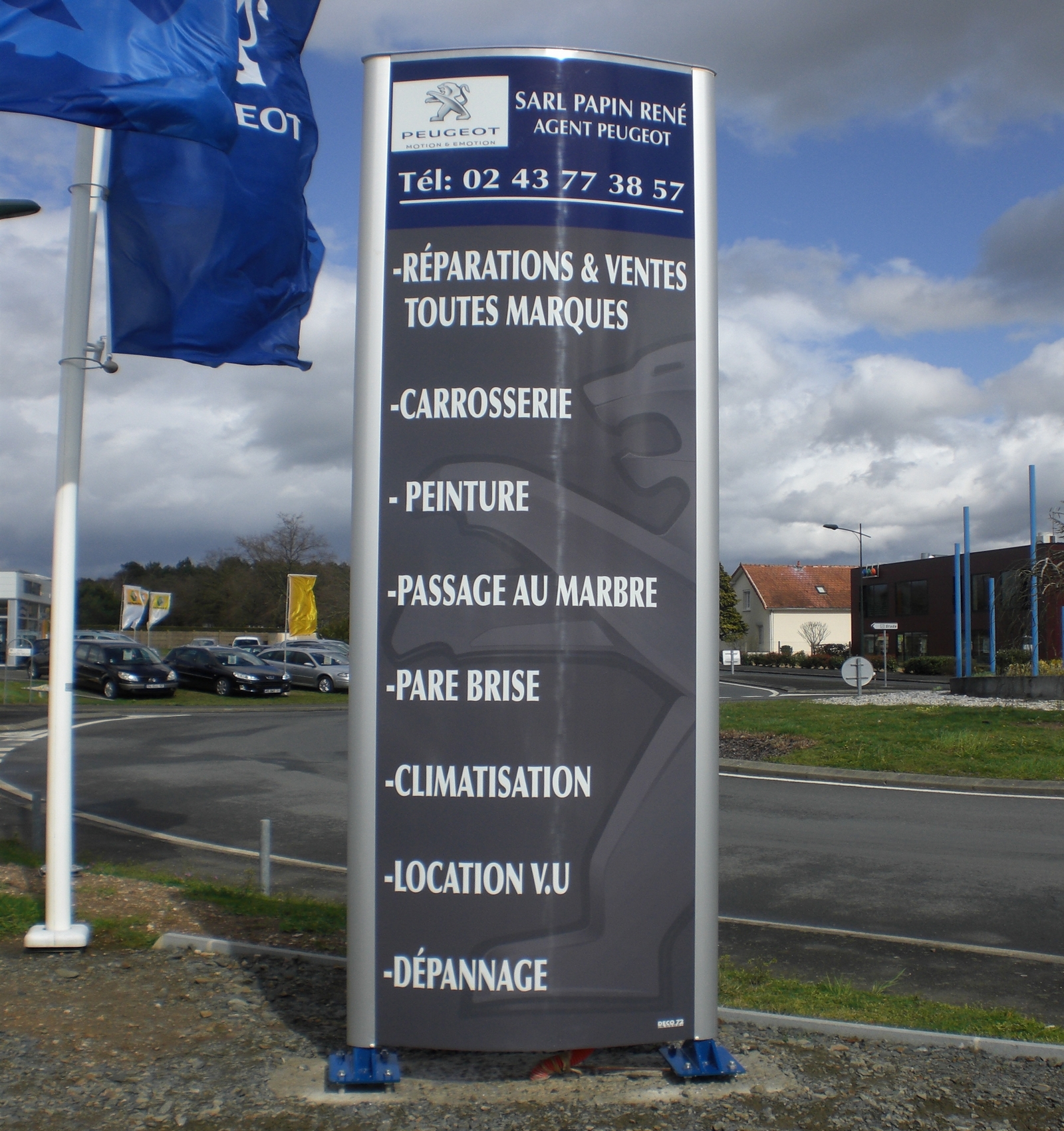 Totem avec liste des activités pour un garage de la Sarthe