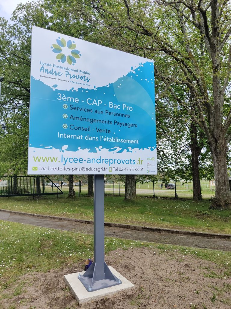 Panneau signalétique Lycée Brette Les Pins