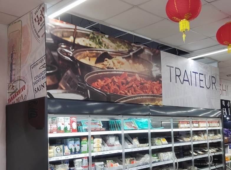 Signalétique sur rayons refrigérés de supermarché en Sarthe