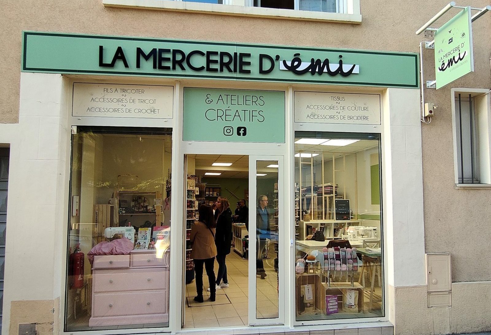 Enseigne de boutique au Mans pour la mercerie d'Emi