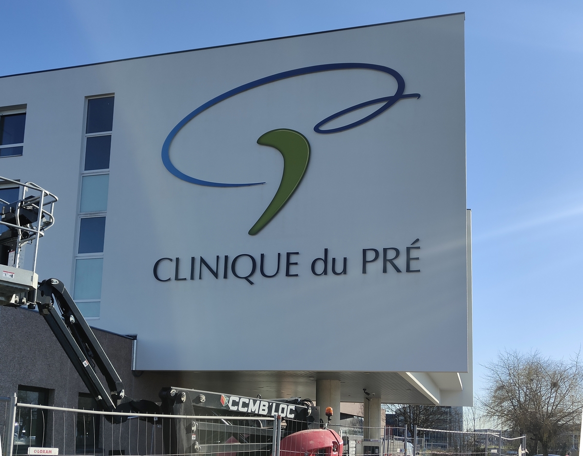 enseigne clinique au Mans, logo et lettres décoiupées