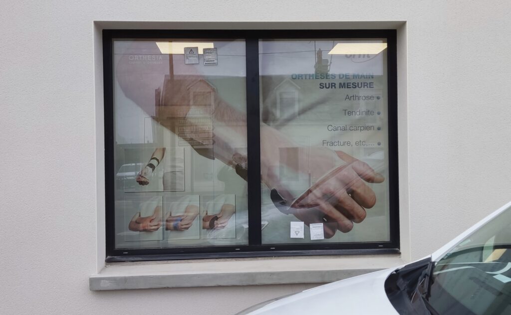 vitrophanie sur fenêtre d'un bâtiment du secteur médical au Mans
